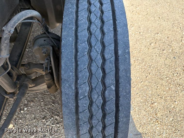 image for item ED5318 2019 Volvo VNR semi truck