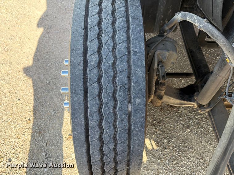 image for item ED5318 2019 Volvo VNR semi truck