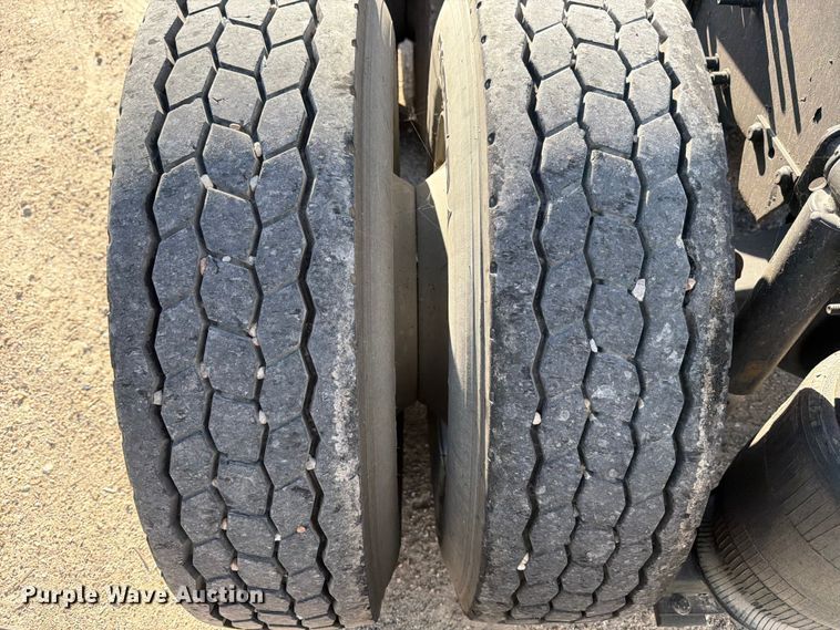 image for item ED5318 2019 Volvo VNR semi truck