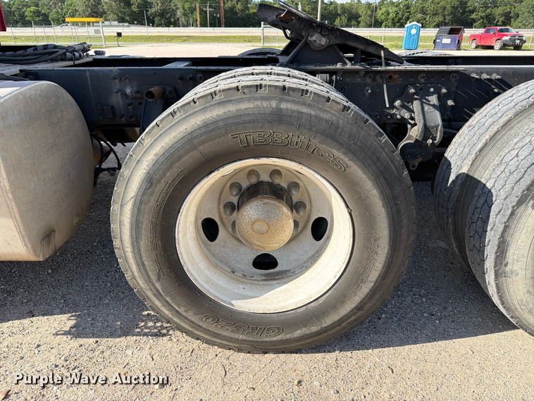 image for item ED5318 2019 Volvo VNR semi truck