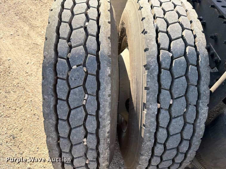 image for item ED5318 2019 Volvo VNR semi truck