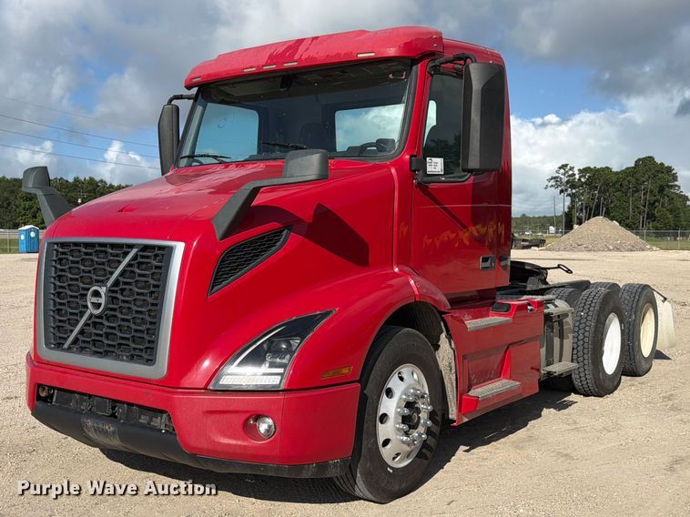 image for item ED5319 2019 Volvo VNR semi truck