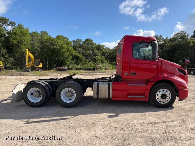 image for item ED5319 2019 Volvo VNR semi truck