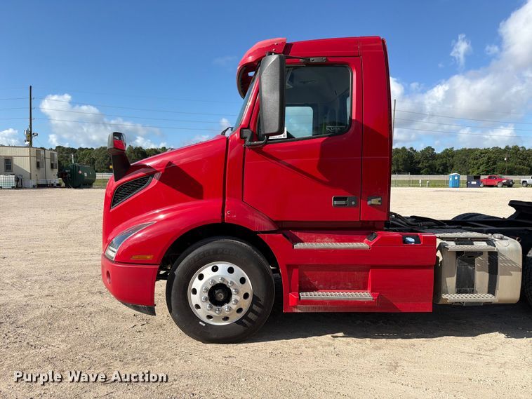 image for item ED5319 2019 Volvo VNR semi truck