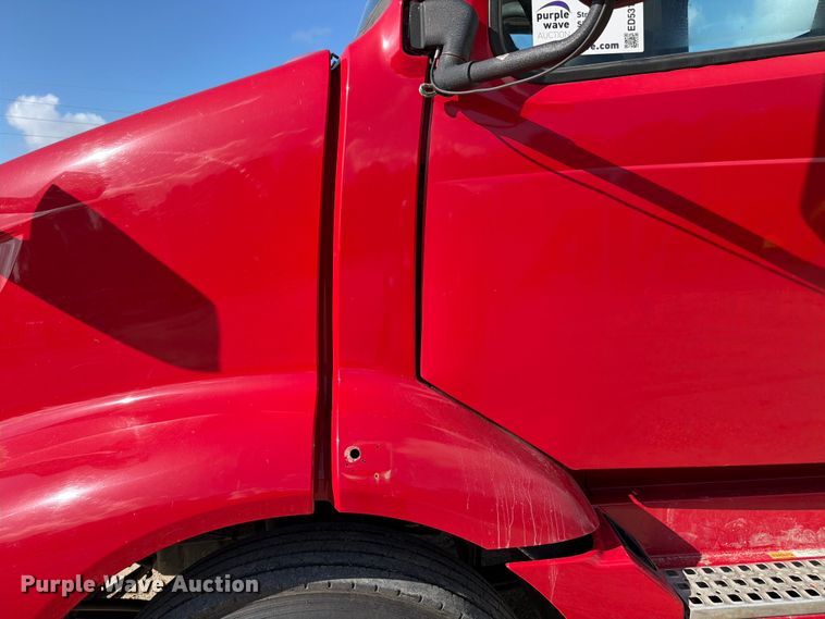 image for item ED5319 2019 Volvo VNR semi truck