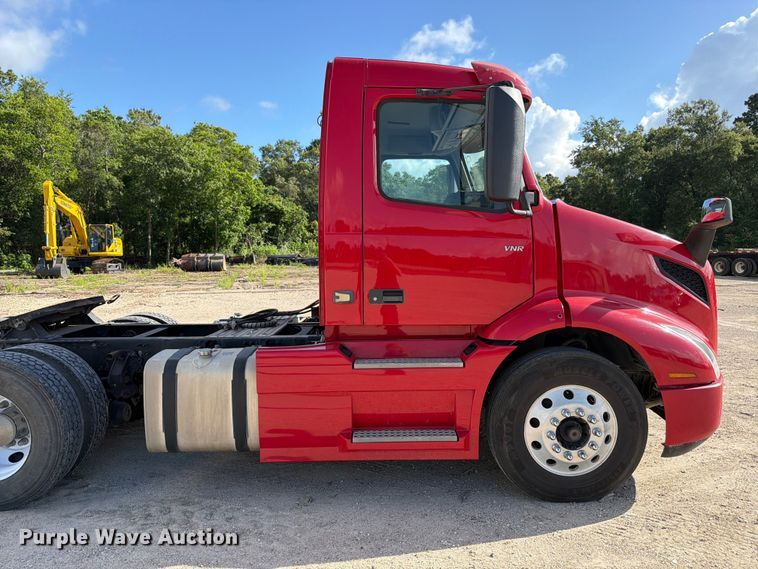 image for item ED5319 2019 Volvo VNR semi truck