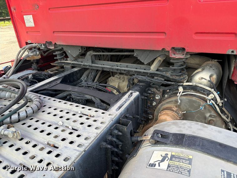 image for item ED5319 2019 Volvo VNR semi truck