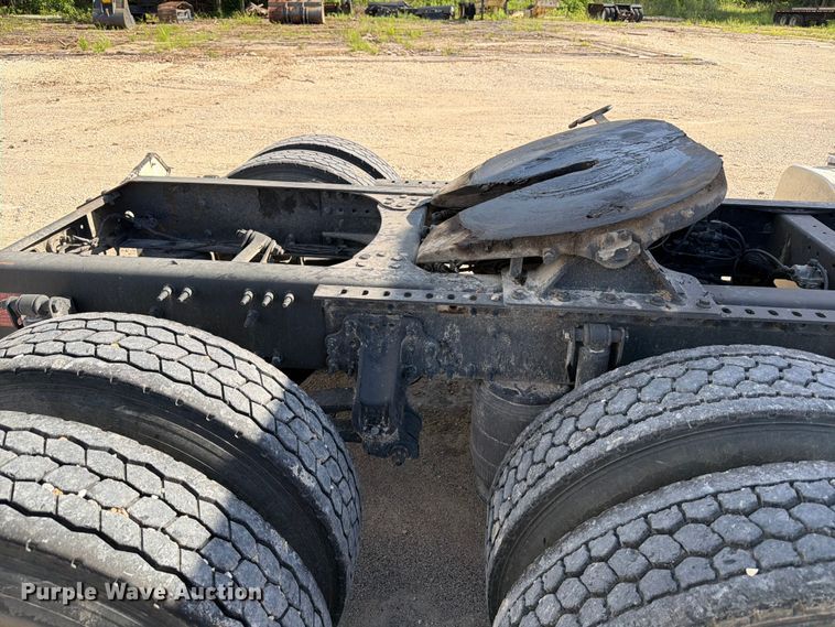 image for item ED5319 2019 Volvo VNR semi truck