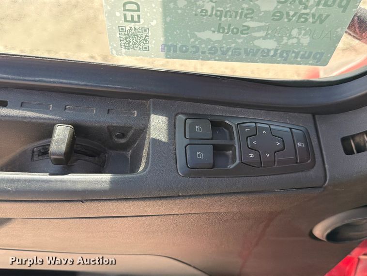 image for item ED5319 2019 Volvo VNR semi truck