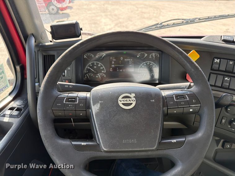 image for item ED5319 2019 Volvo VNR semi truck