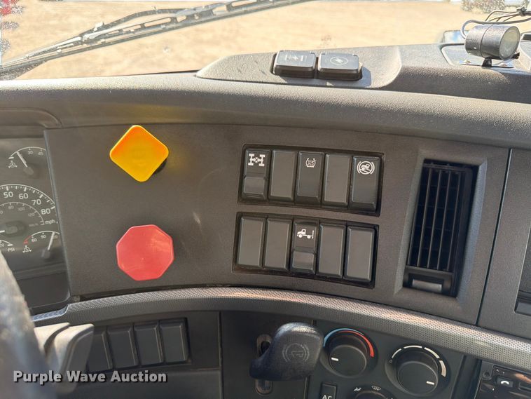 image for item ED5319 2019 Volvo VNR semi truck