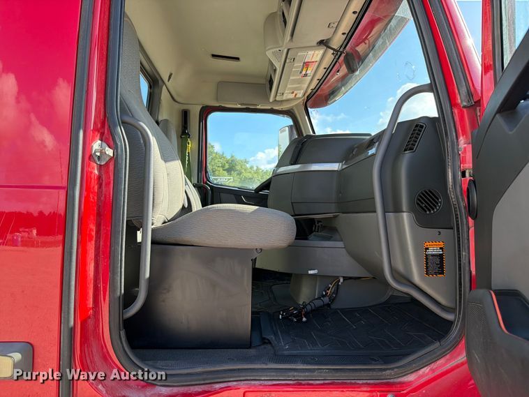 image for item ED5319 2019 Volvo VNR semi truck