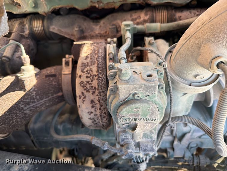 image for item ED5319 2019 Volvo VNR semi truck