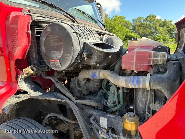 image for item ED5319 2019 Volvo VNR semi truck