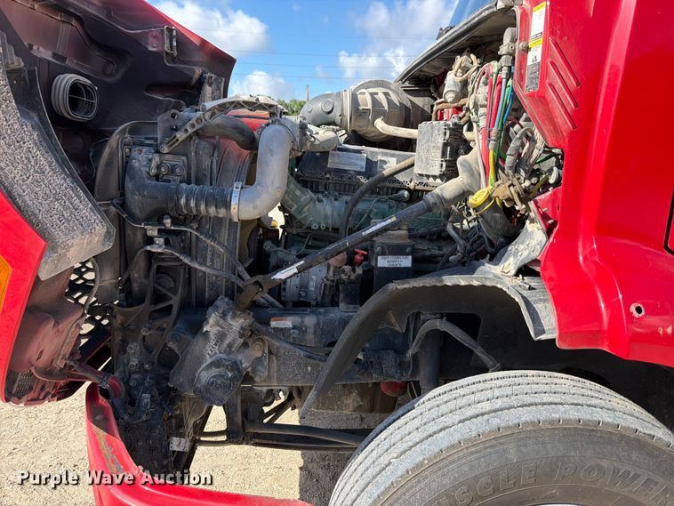 image for item ED5319 2019 Volvo VNR semi truck