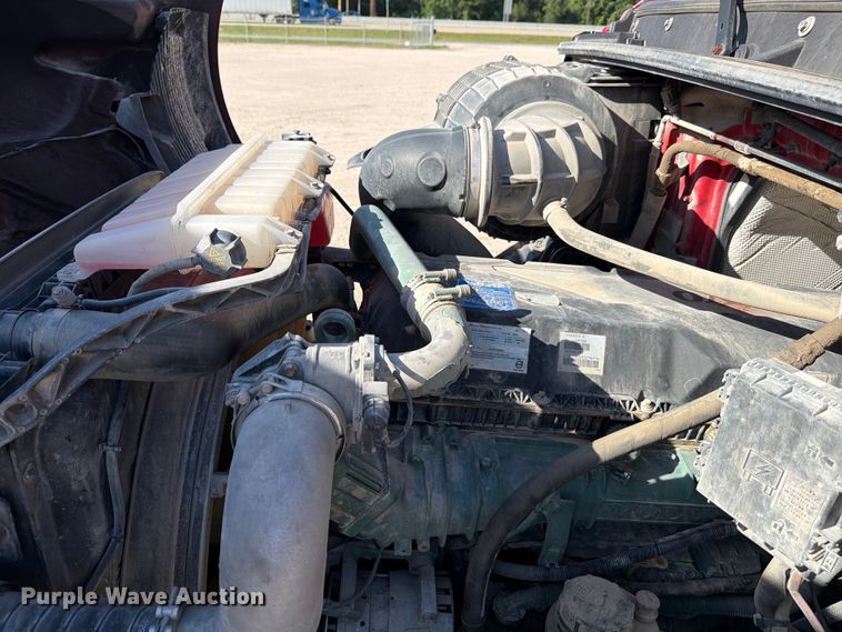 image for item ED5319 2019 Volvo VNR semi truck