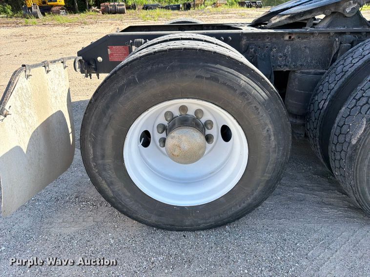 image for item ED5319 2019 Volvo VNR semi truck