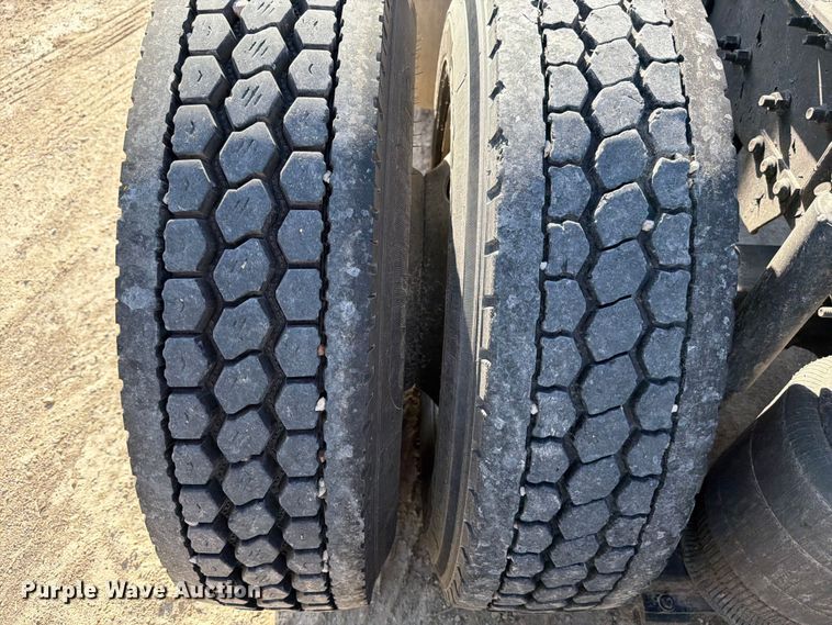 image for item ED5319 2019 Volvo VNR semi truck