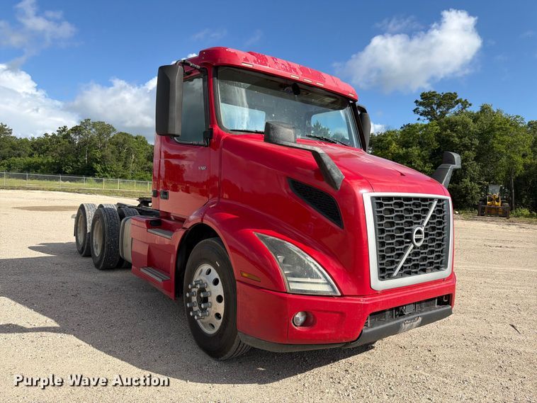 image for item ED5320 2019 Volvo VNR semi truck