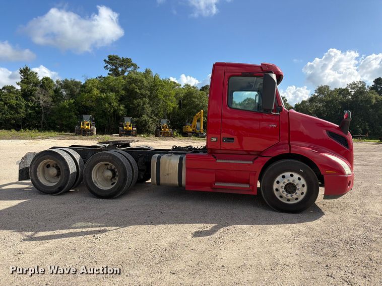 image for item ED5320 2019 Volvo VNR semi truck