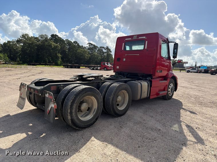 image for item ED5320 2019 Volvo VNR semi truck