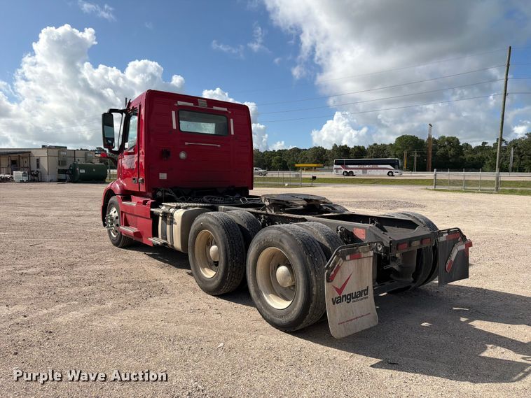 image for item ED5320 2019 Volvo VNR semi truck