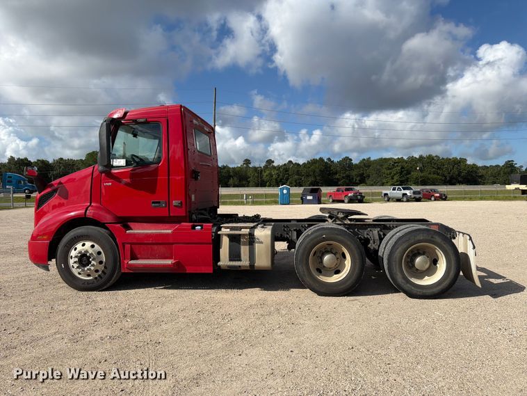 image for item ED5320 2019 Volvo VNR semi truck
