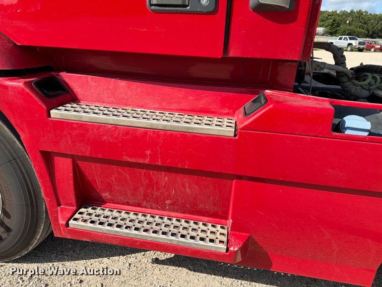 image for item ED5320 2019 Volvo VNR semi truck