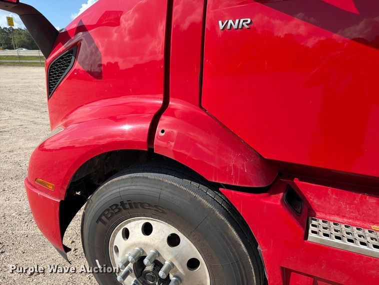 image for item ED5320 2019 Volvo VNR semi truck