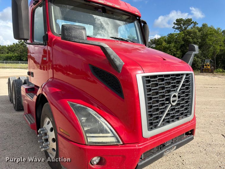 image for item ED5320 2019 Volvo VNR semi truck
