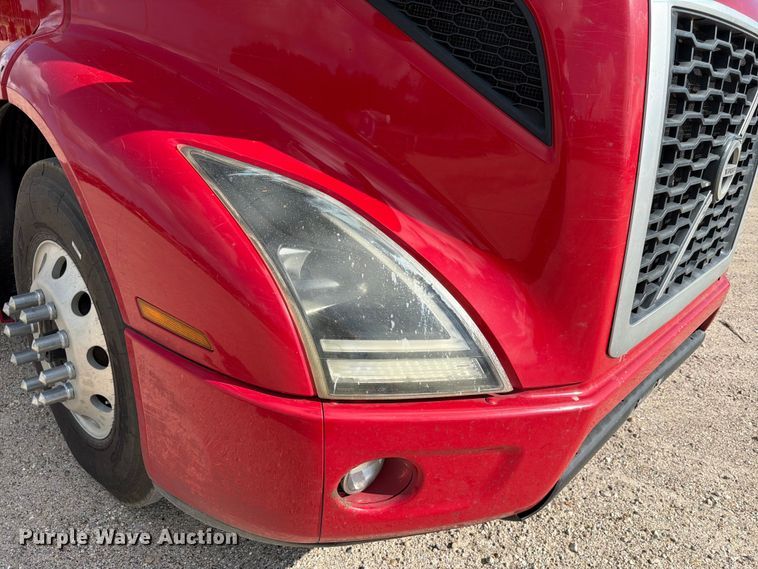 image for item ED5320 2019 Volvo VNR semi truck