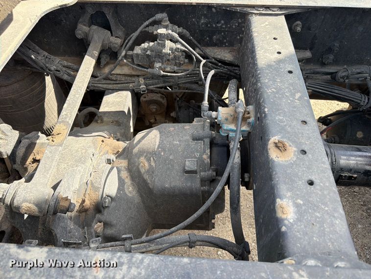 image for item ED5320 2019 Volvo VNR semi truck