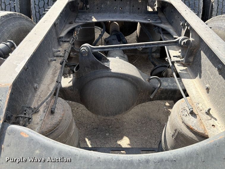 image for item ED5320 2019 Volvo VNR semi truck