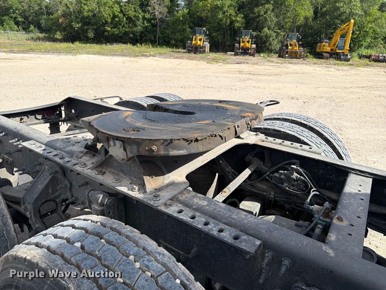 image for item ED5320 2019 Volvo VNR semi truck