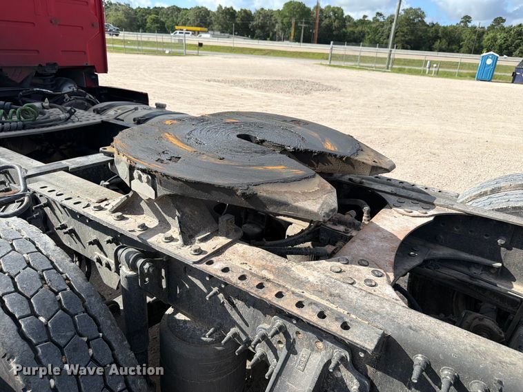 image for item ED5320 2019 Volvo VNR semi truck