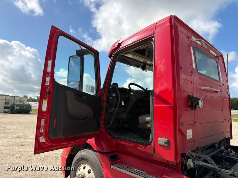 image for item ED5320 2019 Volvo VNR semi truck