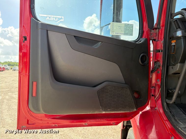 image for item ED5320 2019 Volvo VNR semi truck
