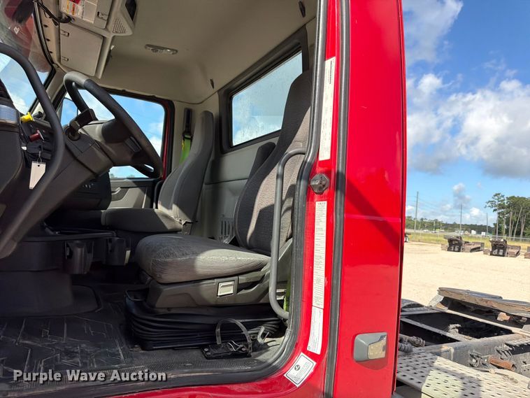 image for item ED5320 2019 Volvo VNR semi truck