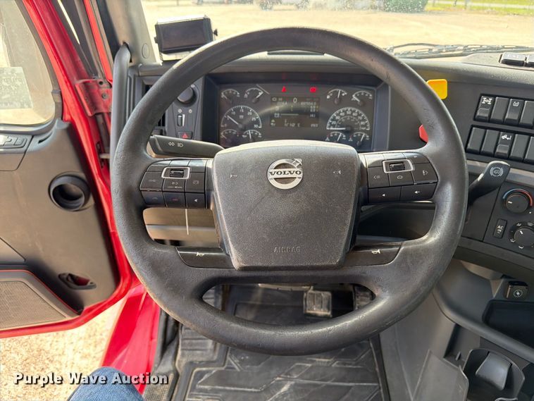 image for item ED5320 2019 Volvo VNR semi truck