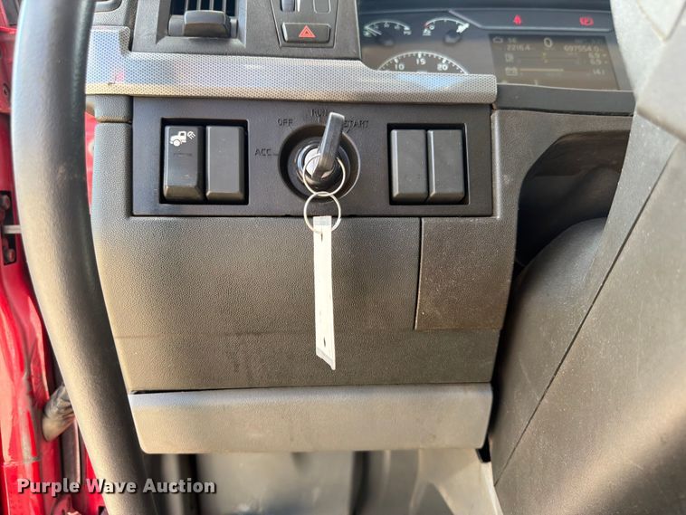 image for item ED5320 2019 Volvo VNR semi truck