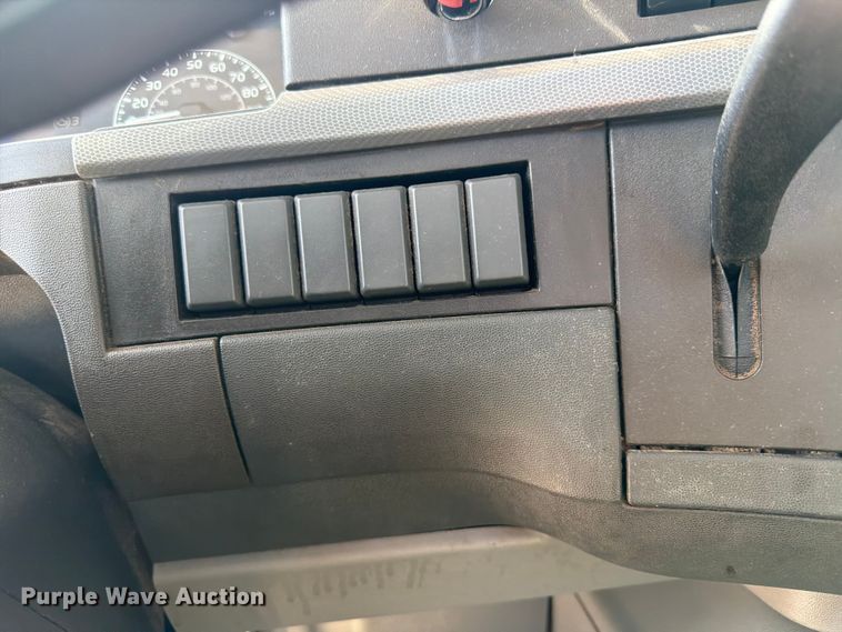 image for item ED5320 2019 Volvo VNR semi truck