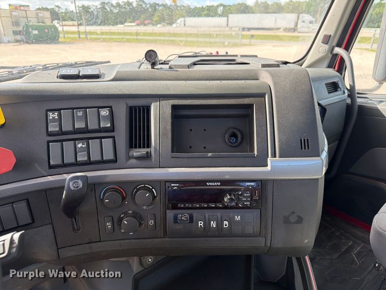 image for item ED5320 2019 Volvo VNR semi truck