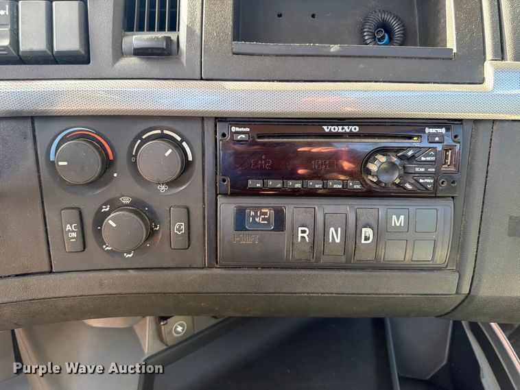image for item ED5320 2019 Volvo VNR semi truck