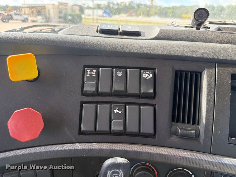 image for item ED5320 2019 Volvo VNR semi truck