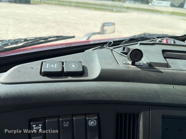 image for item ED5320 2019 Volvo VNR semi truck