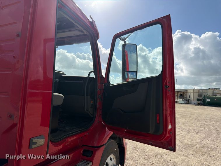 image for item ED5320 2019 Volvo VNR semi truck
