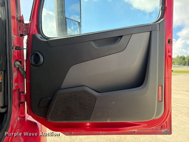 image for item ED5320 2019 Volvo VNR semi truck