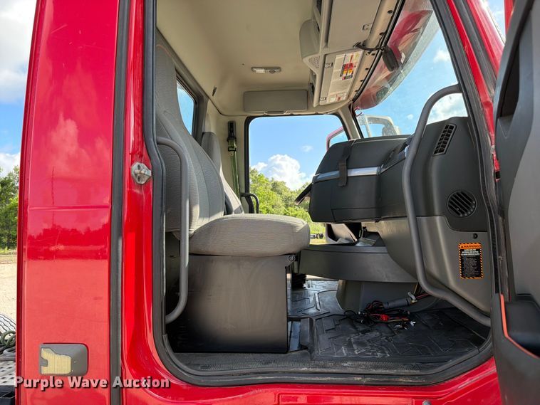 image for item ED5320 2019 Volvo VNR semi truck