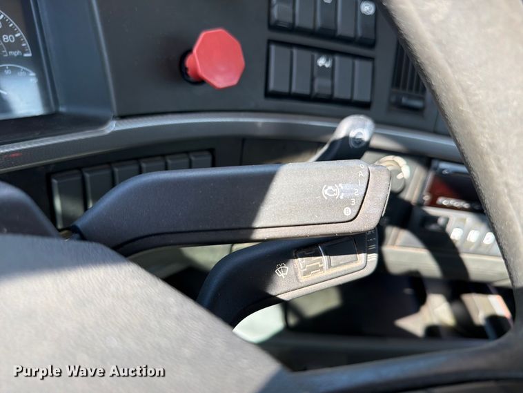 image for item ED5320 2019 Volvo VNR semi truck