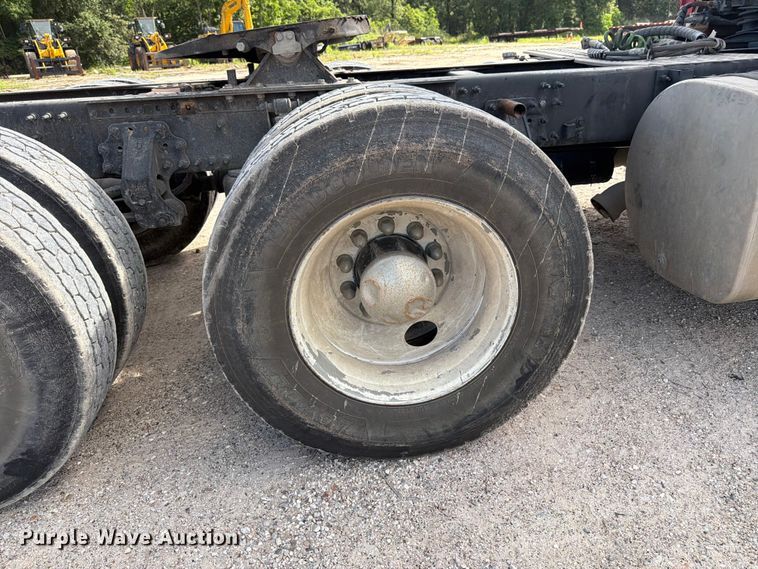 image for item ED5320 2019 Volvo VNR semi truck